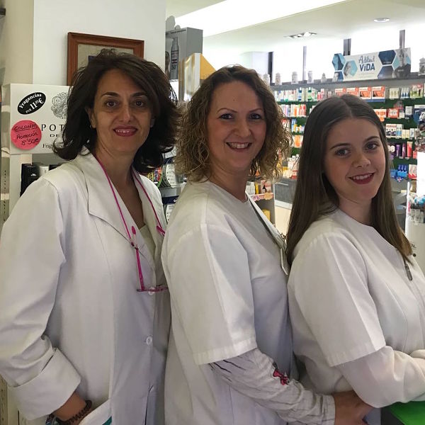 Amparo Buenaventura y sus compañeras de Farmacia (Lliria, Valencia)