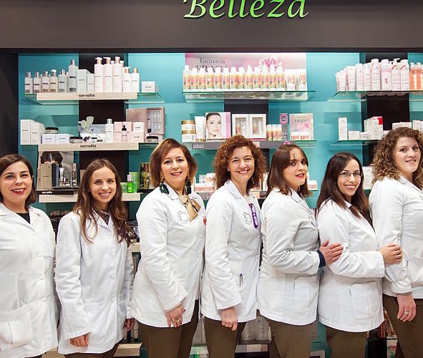 Mª Luisa y sus compañeras de Farmacia (Ortigueira, A Coruña)