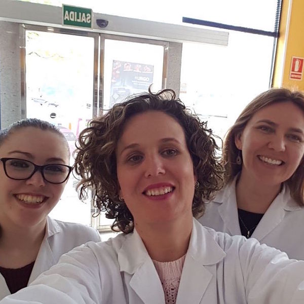 Ruth Cuéllar y sus compañeras de Farmacia (Cáceres)